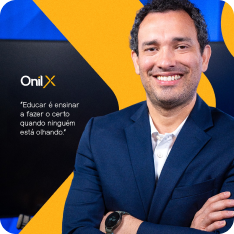 Homem de terno com logo OnilX
